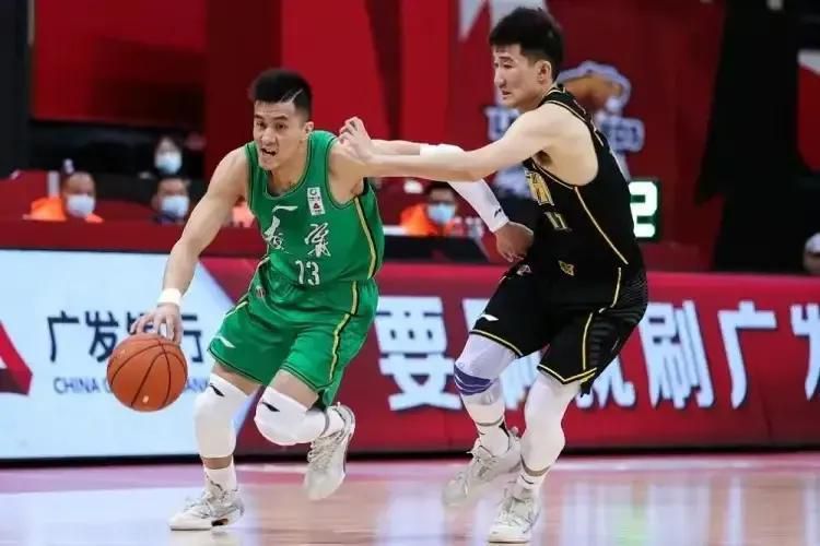 前瞻意甲前瞻：尤文图斯 VS 那不勒斯时间：2023-12-09 03:45尤文图斯目前积33分暂列积分榜第2，距离榜首的国米仅有2分差距，此役球队的抢分战意毋庸置疑，尤文图斯在最近的一轮联赛客场2-1击败蒙扎，各项赛事近9场取得7胜2平的不败战绩，球队近期的整体走势非常稳健，尤其是防线稳固，过去9场比赛尤文图斯多达6场能够零封对手，且期间合计仅失3球。